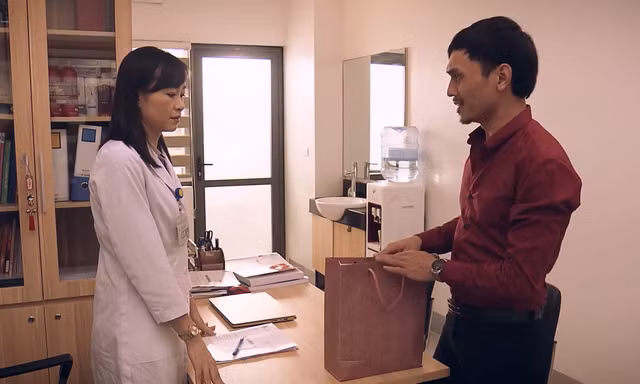 Vũ sai đàn em chạy tới cửa vợ Bí thư Nhân