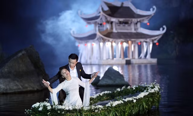 Phạm Phương Thảo và diễn viên Tiến Lộc có nhiều cảnh tình tứ trong "Mong manh em"