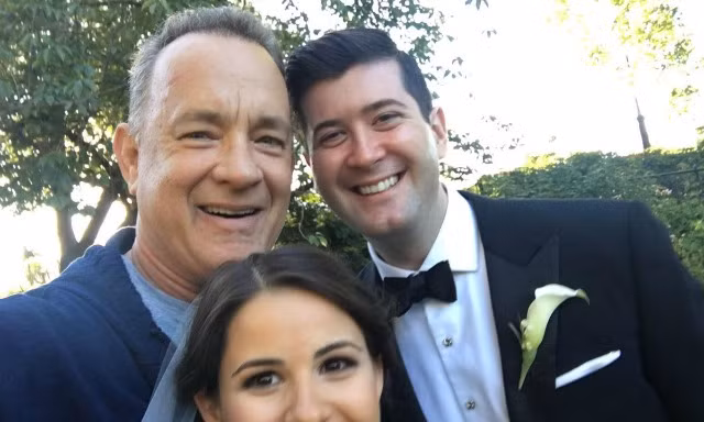 Tom Hanks chủ động "selfie" với đôi trẻ ở New York