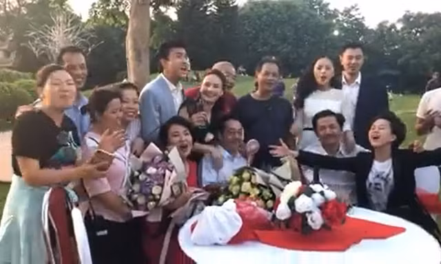 Clip dàn diễn viên hát 'Cảm ơn con nhé' sau khi quay cảnh kết 'Về nhà đi con'