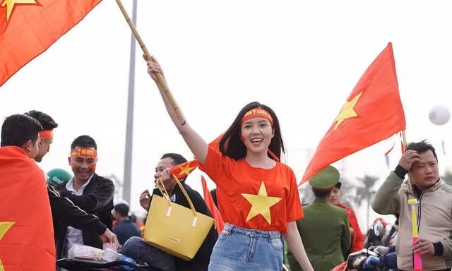 Huỳnh Thúy Vi: Sắc đỏ nhuộm quanh sân Mỹ Đình, không còn cảm giác lạnh