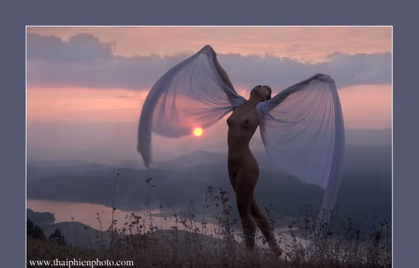 Ảnh nude của Thái Phiên tại triển lãm đầu tiên ở Hà Nội. Ảnh: Bảo Hân