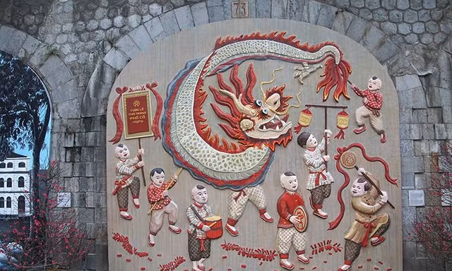 Tác phẩm "Tuần lễ thời trang Phố cổ" gây tranh cãi. Ảnh: Mạnh Thắng