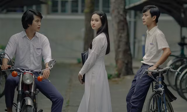 Hình ảnh tựu trường gây thương nhớ của "Mắt biếc"