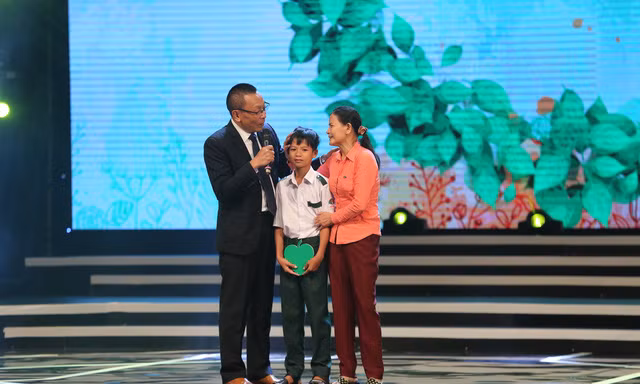 Nhà báo Lại Văn Sâm giao lưu với cậu bé Hồ Minh Hiếu