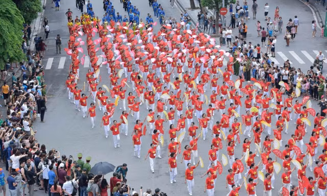 Hàng nghìn nghệ sĩ, nghệ nhân và nhân dân diễu hành quanh Bờ Hồ sang 29/7. Ảnh: Hùng Phạm