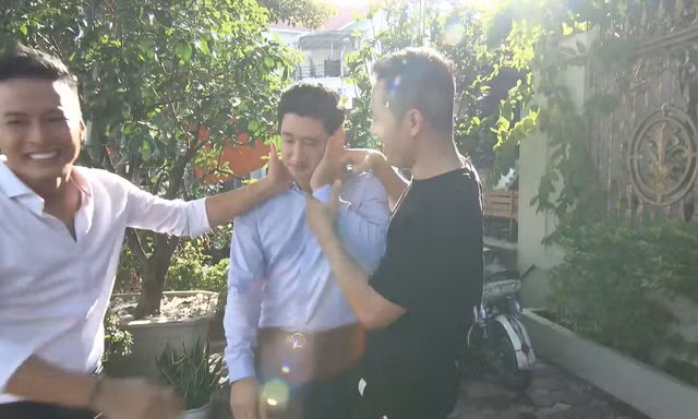 Cảnh hậu trường Hồng Đăng và bạn diễn đánh Thái (Ngọc Quỳnh)