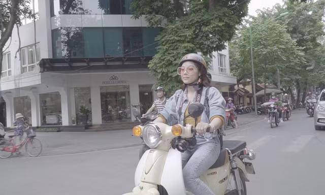 Hình ảnh trẻ trung của Mai Diệu Ly trong MV "Ngẫu hứng phố" của Trần Tiến
