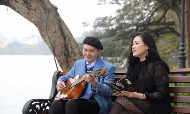 Nhạc sỹ Vũ Thành An đệm đàn cho Ngọc Châm hát ca khúc về Hà Nội