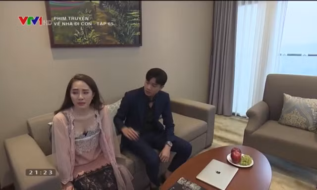 Nhã gửi quà tới nhà Vũ, nhưng lại khóc lóc ra vẻ đáng thương trước mặt Vũ