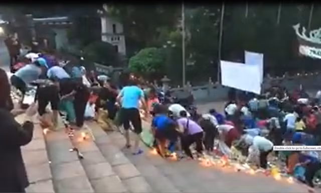 Người dân chen lấn, xô đẩy tranh giành lộc tại lễ Mông Sơn đại thí thực ở chùa Hương