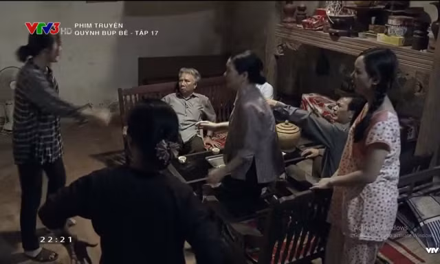 Lan cầm dao dọa nhà chồng hụt vì đến nhà đòi tiền chuẩn bị cưới