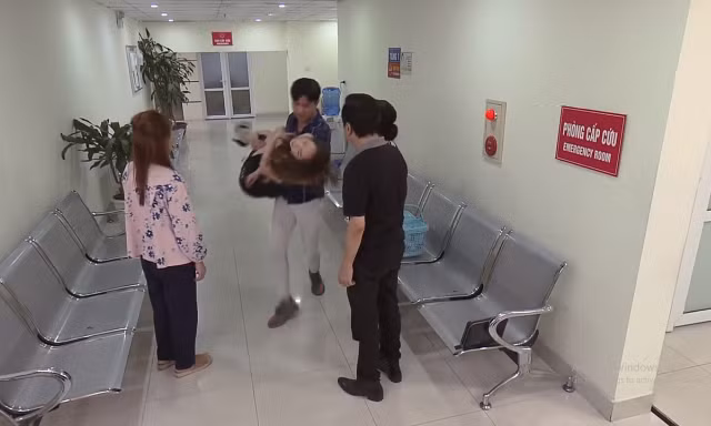 Con ốm nhưng Vũ lại bị bắt gặp đưa Nhã tới viện cấp cứu