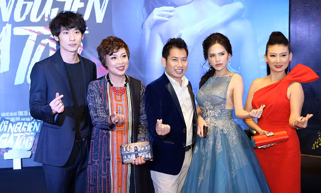 Đạo diễn "Lời nguyền gia tộc" thả tim cùng dàn diễn viên và nhà sản xuất tại lễ ra mắt ở Hà Nội