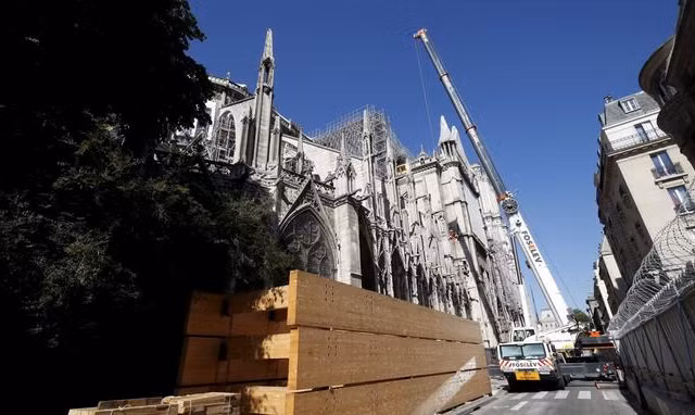 Nhà thờ Đức bà Paris nguy cơ sụp đổ do đợt đá từ mái vòm mới rơi xuống trong quá trình tái thiết