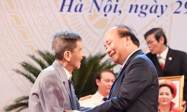 Khoảnh khắc đẹp của NSND Trần Hạnh với Thủ tướng Nguyễn Xuân Phúc