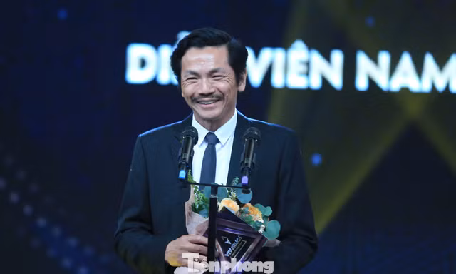 Phút giây khá bối rối sau khi lên sân khấu nhận giải Nam diễn viên ấn tượng của NSND Trung Anh