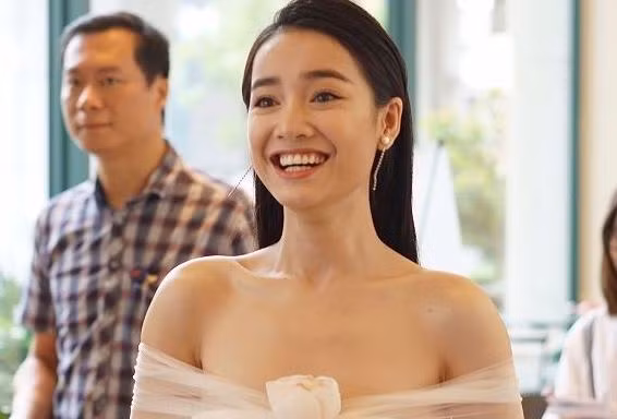 Nhã Phương tươi tắn xuất hiện tại Hà Nội. Ảnh: Bảo Hân