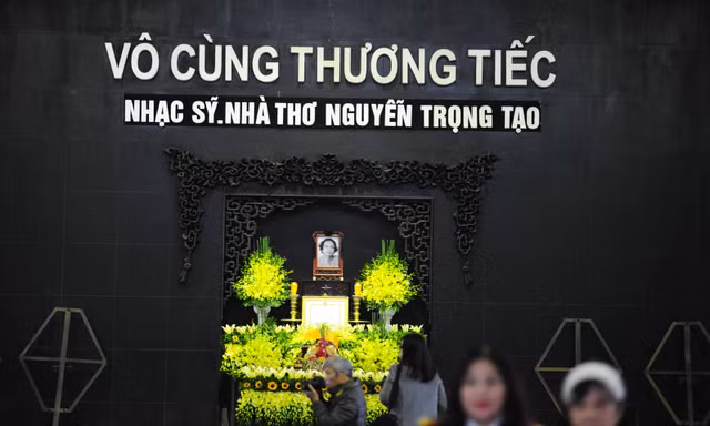 Gia đình, bạn bè tiễn đưa nhà thơ, nhạc sỹ Nguyễn Trọng Tạo. Ảnh: Xuân Tùng