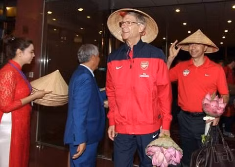 HLV Arsene Wenger đội nón lá truyền thống Việt Nam. Ảnh: NLD