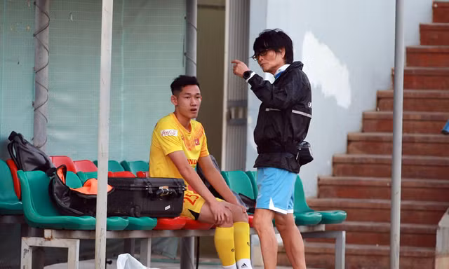 Tuyển Việt Nam chia tay cầu thủ trẻ nhất đội vì chấn thương 