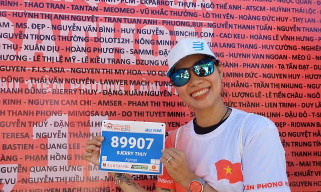 Runner hào hứng nhận BIB, sẵn sàng tranh tài tại Tiền Phong Marathon