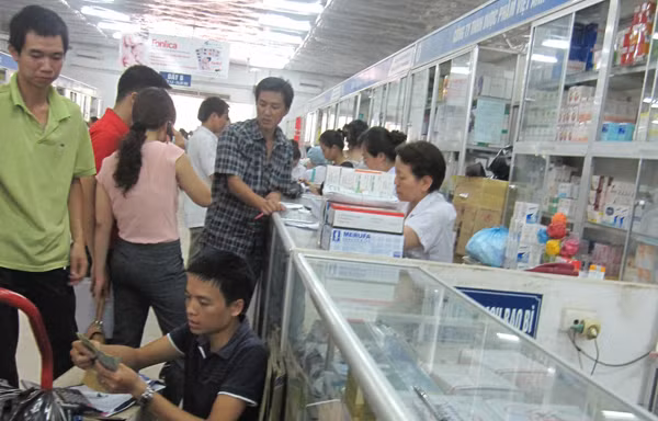 Ngang nhiên đứng ngoài luật?