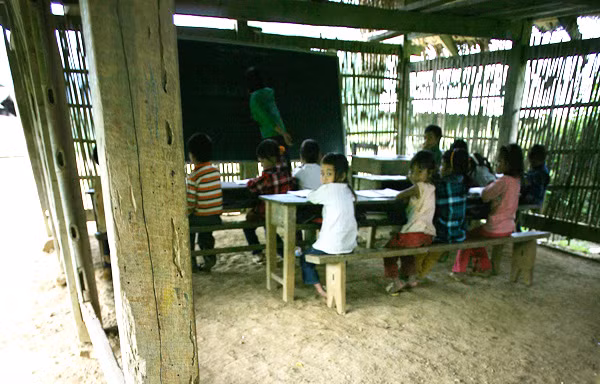 Những lớp học trống trước hở sau