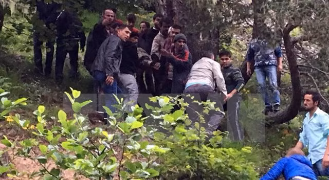 Lực lượng cứu hộ làm nhiệm vụ tại hiện trường vụ rơi máy bay quân sự Thổ Nhĩ Kỳ ngày 5/7/2016. (Nguồn: Daily Sabah/TTXVN) 