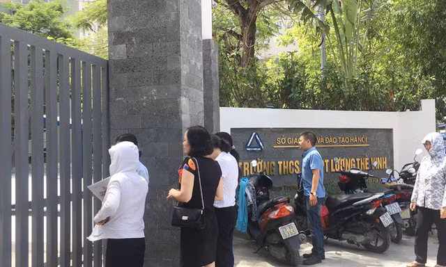 NHiều phụ huynh đội nắng đến trường THCS và THPT Lương Thế Vinh mong lấy lại được tiền 