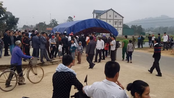 Gia đình dựng rạp để phản đối ngay giữa đường. Ảnh: Tân Kỳ. 