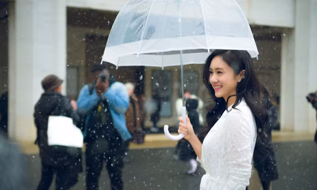 Người đẹp 'Lộc Đỉnh Ký' khoe sắc giữa trời tuyết lất phất