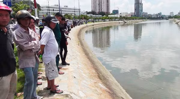 Đi vớt cá, bé 7 tuổi bị trượt xuống kênh mất tích