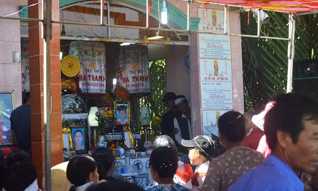 Người dân thắp nhang cho các nạn nhân.