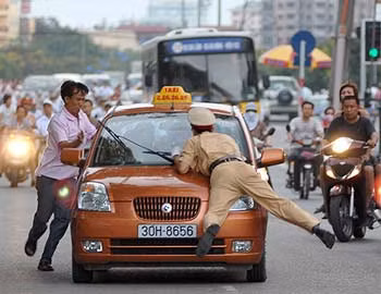 Lái xe taxi lao thẳng vào cán bộ công an (Ảnh minh họa)