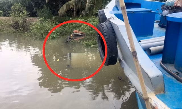 Hiện trường vụ TNGT đường thủy (dấu khoanh đỏ: một trong 2 ghe bị sà lan va vào làm chìm) - ảnh HÀ HUY 