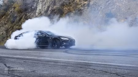 Lĩnh 200 triệu đồng "đột nhập" xe Tesla Model S