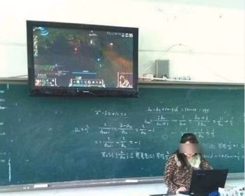 “Choáng“ với ảnh học sinh ngủ gục, cô giáo chơi game trong lớp 