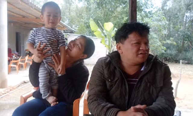 Vợ chồng anh Vũ hạnh phúc bên con trai