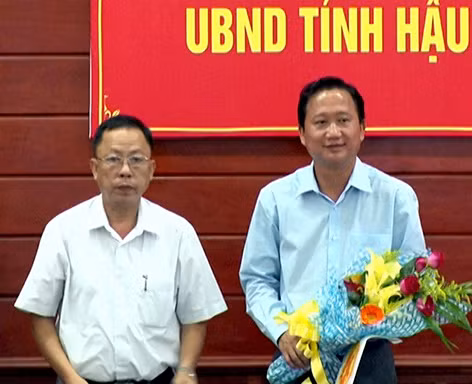 Ông Trịnh Xuân Thanh (bìa phải) nhận hoa chúc mừng được bầu làm Phó chủ tịch UBND tỉnh Hậu Giang. Ảnh: Báo Hậu Giang.