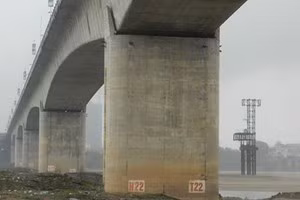 Vị trí trụ T22 cầu Vĩnh Tuy xuất hiện vết nứt.