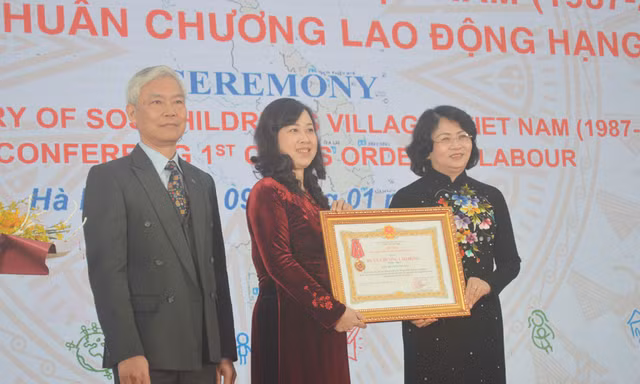 Phó Chủ tịch nước Đặng Thị Ngọc Thịnh (bìa phải) trao Huân chương Lao động hạng Nhất cho Làng Trẻ em SOS Việt Nam 