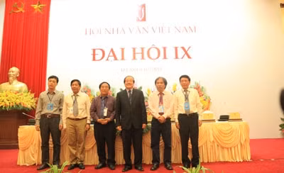 Ban chấp hành Hội Nhà văn Việt Nam khóa IX ra mắt tại Đại hội. 