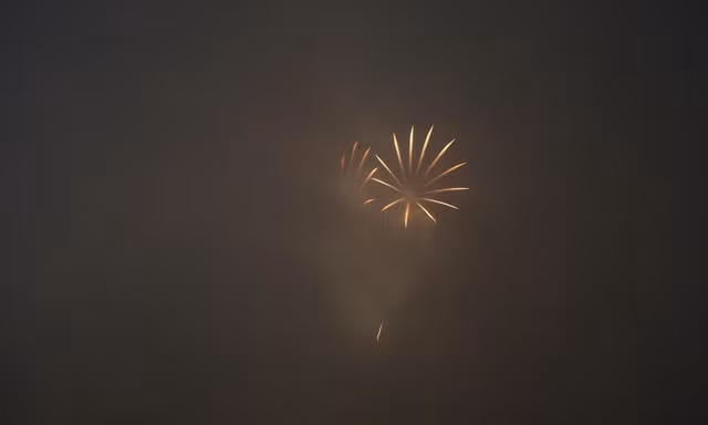 Màn pháo hoa mù câm vì khói và mưa. 