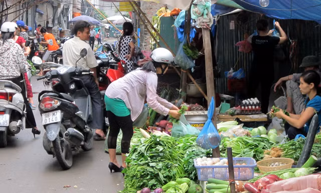 Nắng nóng, dịch vụ đi chợ thuê hốt bạc