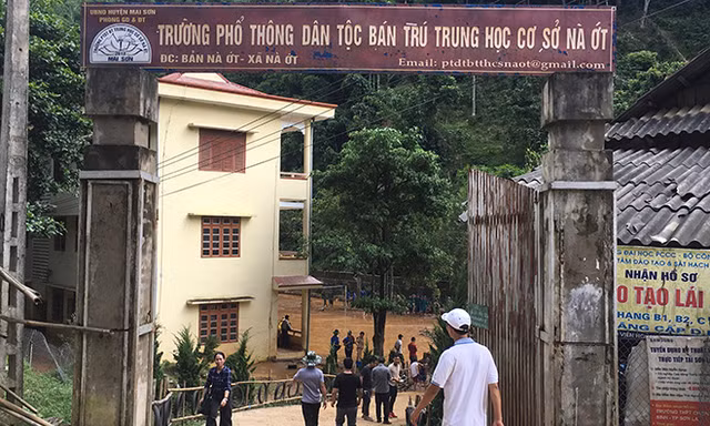 Hối hả dọn bùn chuẩn bị năm học mới