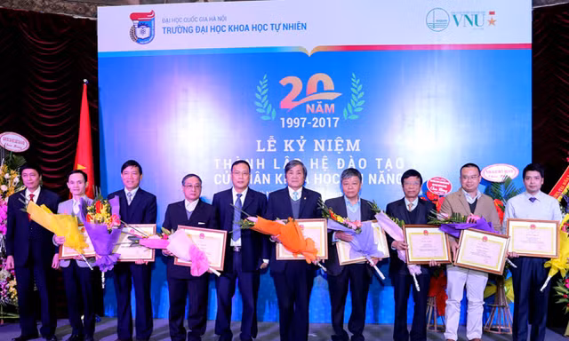ĐH Quốc gia Hà Nội tổ chức lễ kỷ niệm 20 năm thành lập hệ đào tạo cử nhân khoa học tài năng
