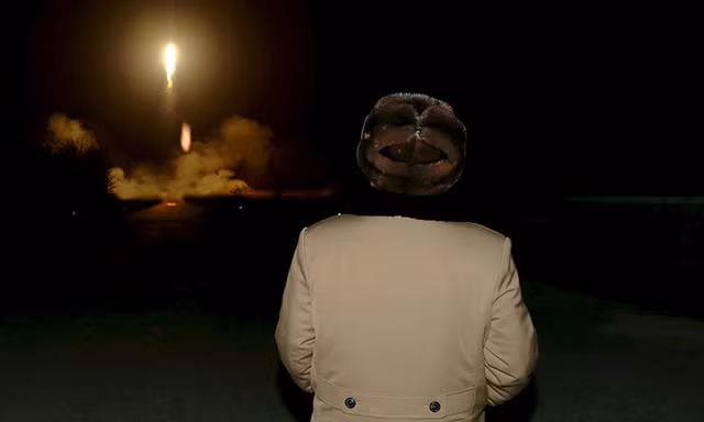 Lãnh đạo Triều Tiên Kim Jong Un thị sát một cuộc phóng tên lửa