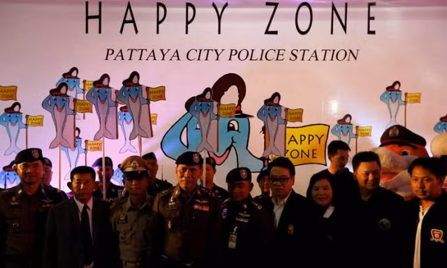 Cảnh sát Thái Lan trong lễ khởi động chiến dịch Happy Zone ở Pattaya hôm 25/3. 