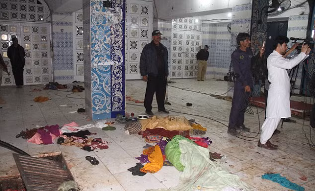 Hiện trường vụ đánh bom kinh hoàng trong đền thờ Lal Shahbaz Qalandar ở thành phố Sehwan Sharif, Pakistan,